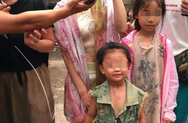 李若彤眼窝凹进去，其实很显老，素人手机里的真人很普通