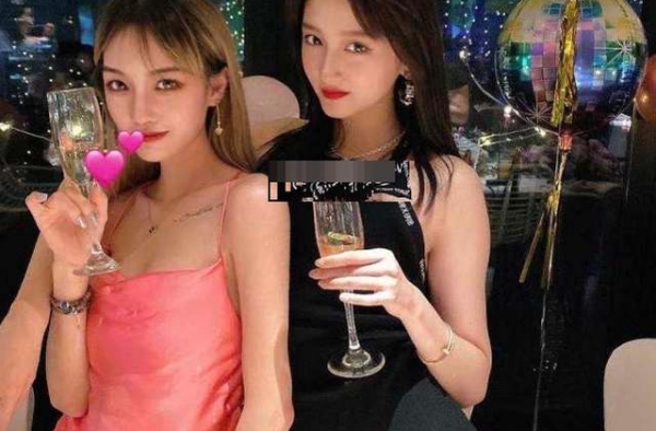 关晓彤跟姐妹蹦迪后，再穿黑丝袜并拉长眼线，网友评论真实了