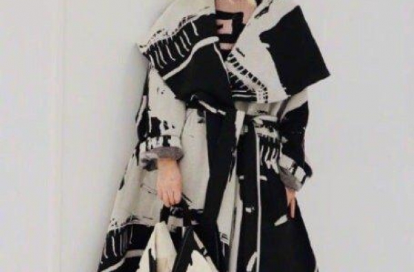 周杰伦晒妈妈近照，夸赞她衣品比自己还好，日系模特也不过如此