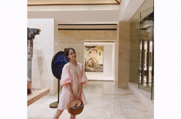 林允儿变身旅游博主，纯色系穿搭显高级，不愧是永远的少女时代