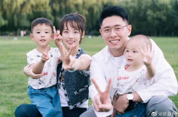 张嘉倪晒全家福为大儿子庆生，画面超温馨，董璇携女儿参加