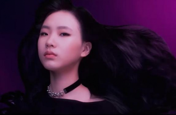 小S女儿出息了，接棒妈妈拍清扬新广告，穿黑裙登台气场像足妈妈