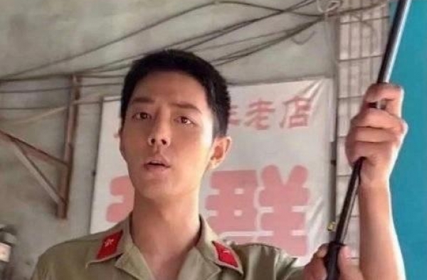 打回原形了？肖战《王牌》路透被嘲土丑，失去颜值滤镜变素人