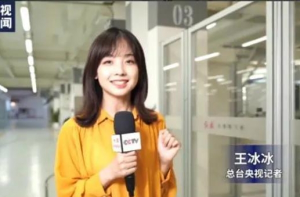刷屏！央视一美女记者火了！网友：爱上看新闻