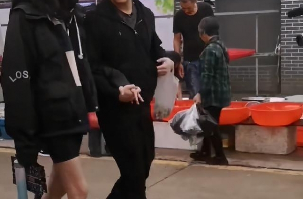 何猷君携妻逛农村集市！17岁泡洋妞，7年6女友，风流不输父亲