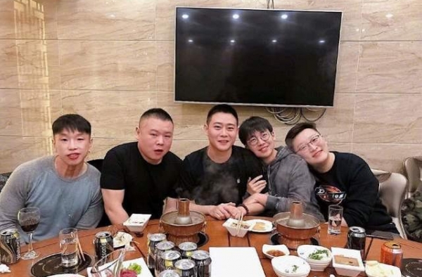 郭麒麟走红后，朋友圈不再局限在德云社内部，新朋友各个都是顶流