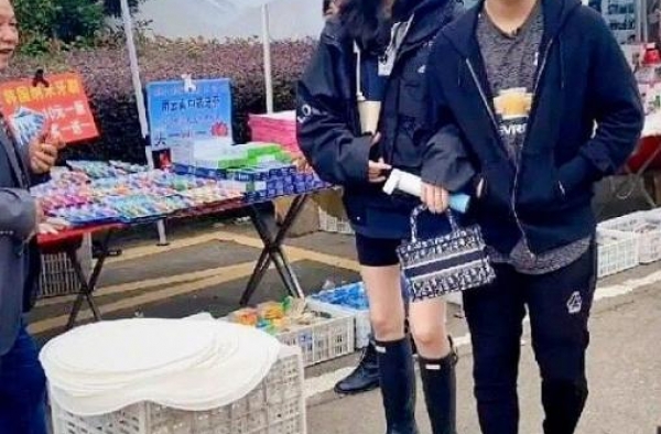 何猷君奚梦瑶逛街买菜，蹲地砍价毫无架子，网友：神仙下凡的样子