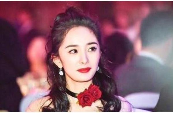 杨幂被问想过退出娱乐圈吗？她3句话回应，网友：不愧能红到现在