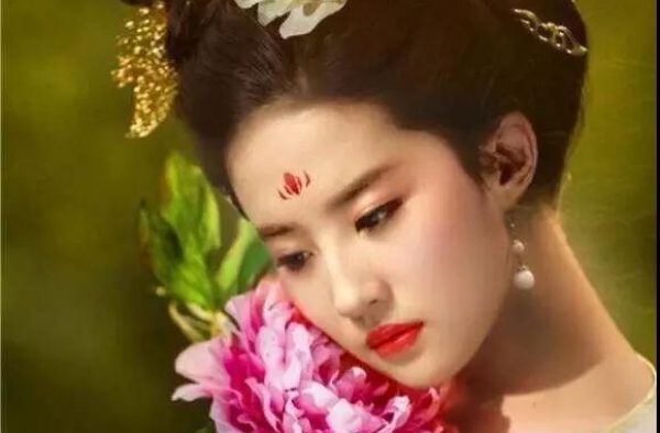 刘亦菲不愧是称为天仙的女星！一身香槟金礼服现身，生图依旧很美