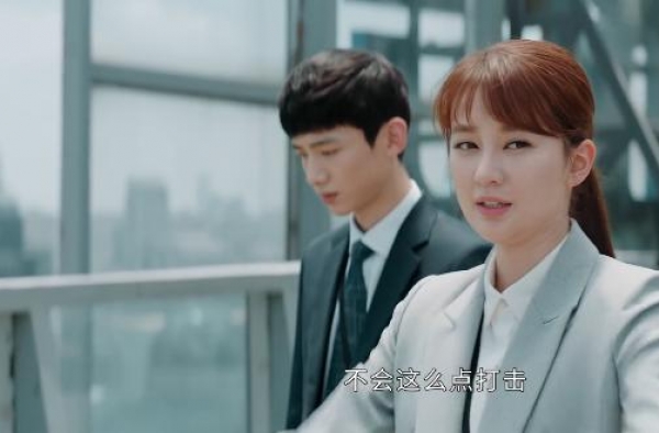 扒《平凡》兰芊翊，穿10几套衣服名牌鞋上班如走秀，家境不平凡