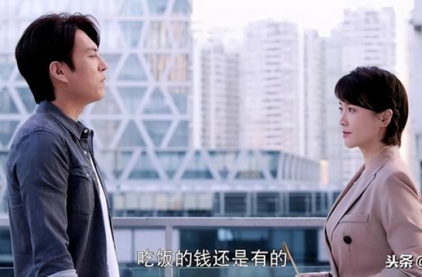 刚和靳东演完剧，转身又跟赵又廷同台飙戏，43岁的左小青气场足