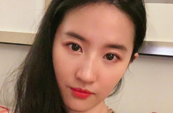 刘亦菲晒照自嘲臭美，自拍他拍都好看，网友：仙女360度无死角