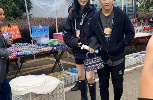 奚梦瑶何猷君买菜，一块姜2元还嫌贵，被夸勤俭持家接地气