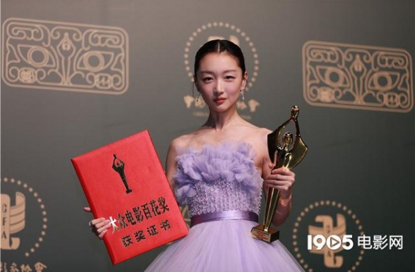 周冬雨获百花女主 赞易烊千玺表演优秀盼再合作