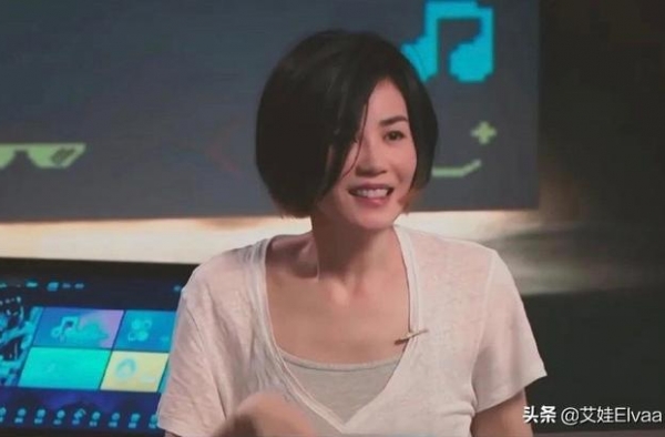 王菲越活越年轻，光脚穿衬衫长裙拍广告，出道31年美得让人羡慕