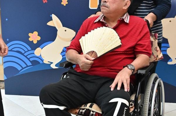 75岁“雷老虎”坐轮椅出席活动，现场直言不缺钱，但不知道给谁