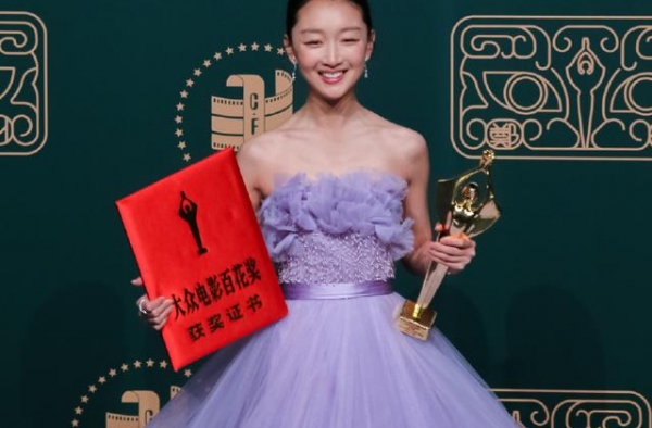 “百花”丛中过，石家庄姑娘周冬雨摘得“影后”桂冠