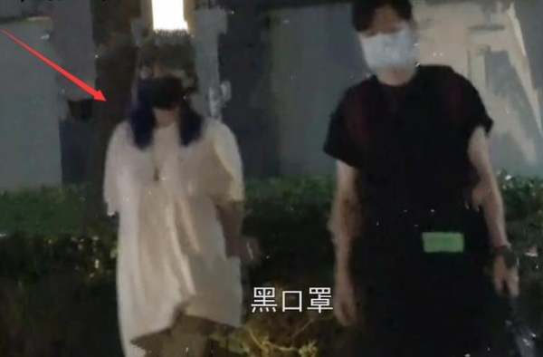 赵薇与年轻男子疑似同居？同出公寓逛超市，对话内容大有深意