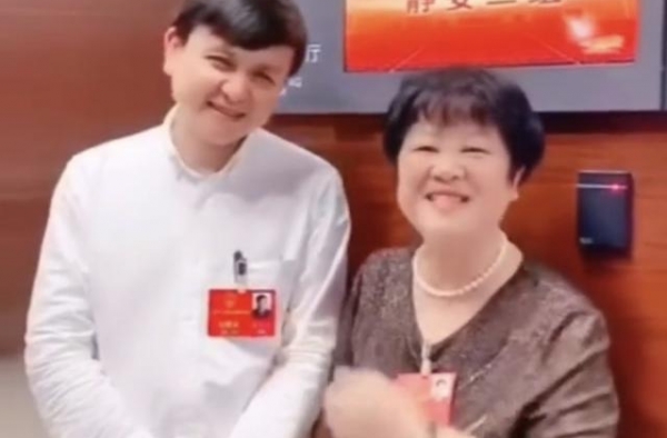 柏万青阿姨在抖音分享日常生活！还和张文宏医生一起出镜