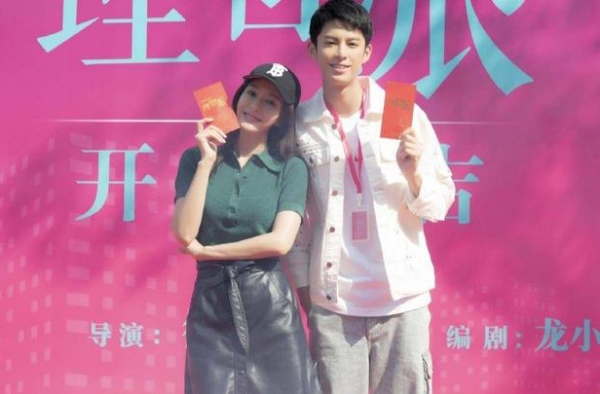 秦岚新剧开机，与小19岁王鹤棣上演姐弟恋，现场互动超和谐