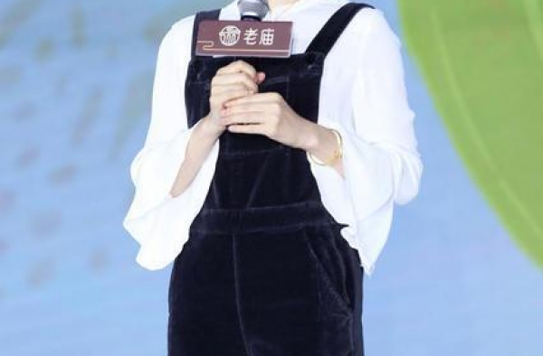 孙俪真有“娘娘”气质，风衣搭牛仔裤美得端庄高贵，照穿优雅贵妇
