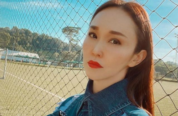 传奇美女演员拍写真，蛇精脸抢镜，暴瘦明显腿细似麻杆