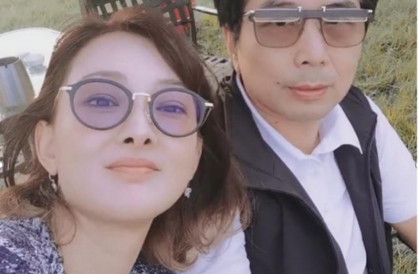 47岁牛莉罕晒神秘老公，男方两鬓斑白显老态，还被误认是爸爸？
