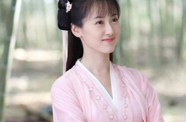 袁冰妍曾进组《半是蜜糖》，公司不让演，最后被肖燕取代女二角色