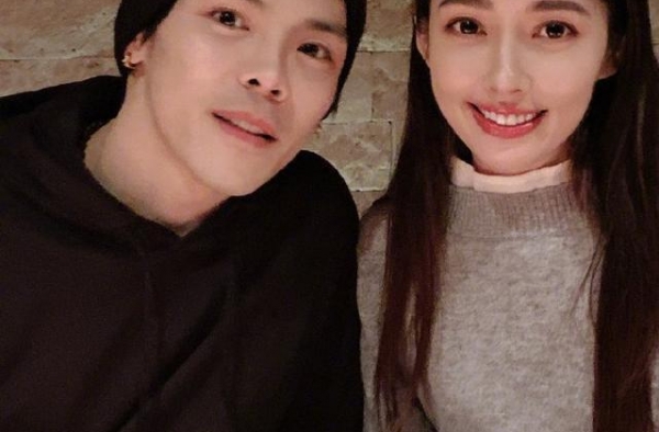 向佐低调秀恩爱，带郭碧婷外出遛弯，看到狗狗后郭碧婷温柔发声