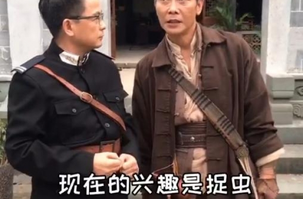57岁钱小豪罕露面，暴瘦驼背显老态，两周拍完一部电影又进新组