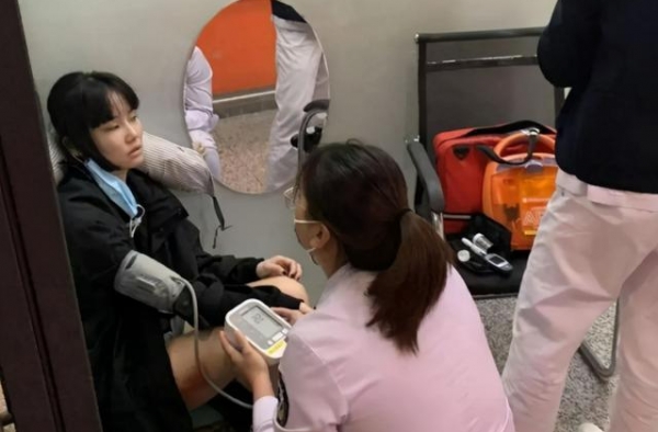 黄龄的悲剧再度出现！著名歌手陈乐基登台时重重摔倒在舞台上