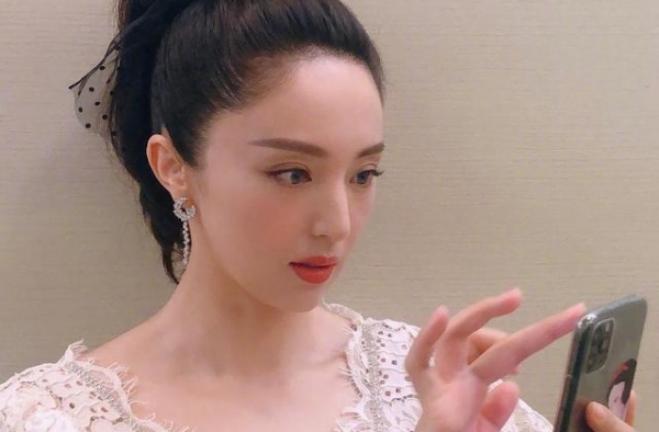 董璇穿深V蕾丝裙亮相，秀事业线身材丰腴，身后男士一路盯着看