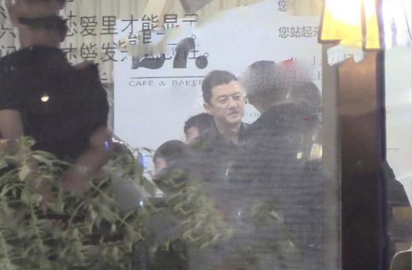 李亚鹏49岁生日宴众星云集，羽泉久违合体献唱，周杰胖到认不出