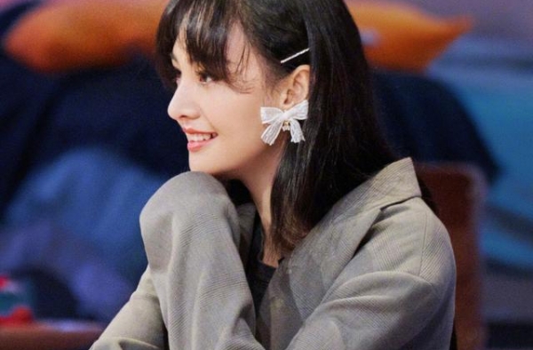 《我们恋爱吧》官宣定档，郑爽灰色西装亮相，蝴蝶结耳环美成焦点