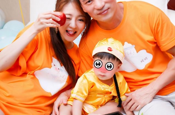 安以轩40岁生日大咖云集，挺孕肚开两场趴，向太夫妇陈乔恩到场