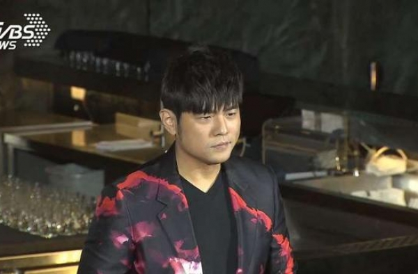 周杰伦睽违1年亮相，而《叱咤风云》首曝剧照 周杰伦王俊凯客串