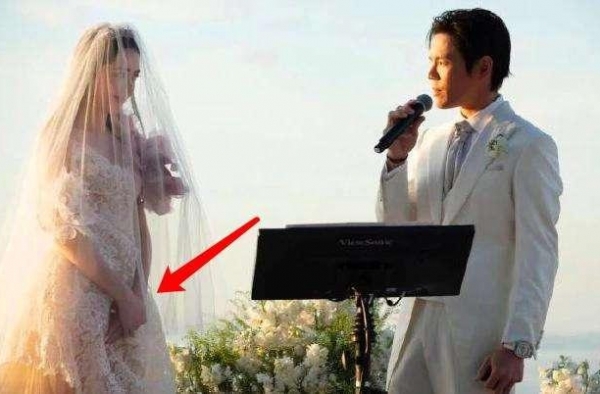 原来向太年轻这么美，后来因为疾病体重飙升，怪不得这么多人爱她
