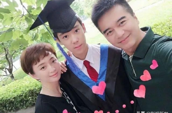 何晴20岁儿子近照，遗传爸妈全部优点，曾被称为最帅星二代