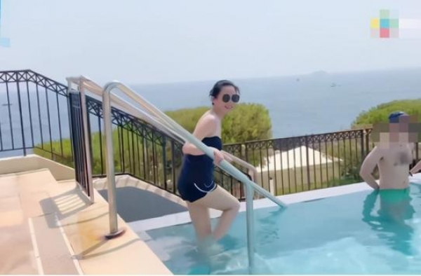 51岁许晴大方晒泳装照，身材火辣让人羡慕，未婚无子也依然幸福