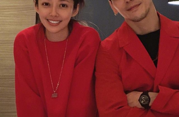 郭碧婷挺孕肚再次曝光，预产期马上来临，向佐还搂着郭碧婷超甜蜜