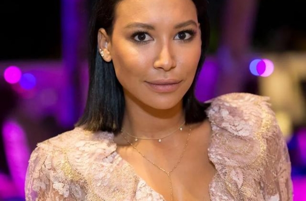 女演员去世两个月后，前夫和亲妹越来越亲近，网友们：理解