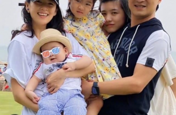 享受当妈！章子怡9个月儿子正面照首曝光，轮廓精致像妈妈