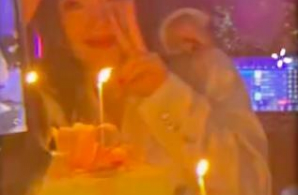39岁李小璐庆生落泪，前夫贾乃亮不在略心酸，曾表白：一生最爱