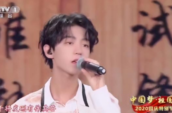 央视国庆晚会众星云集，韩红身材暴瘦成焦点，意外撞脸刘欢