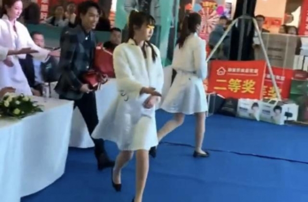 陈乐基舞台摔倒无人扶，卖力唱成名曲气氛冷清，被嘲只会一首歌