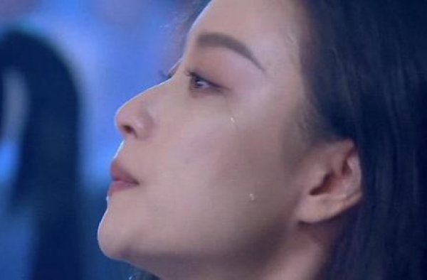 倪妮被医护人员感动落泪，齐颈短发蓝色西装配短裤，清爽减龄