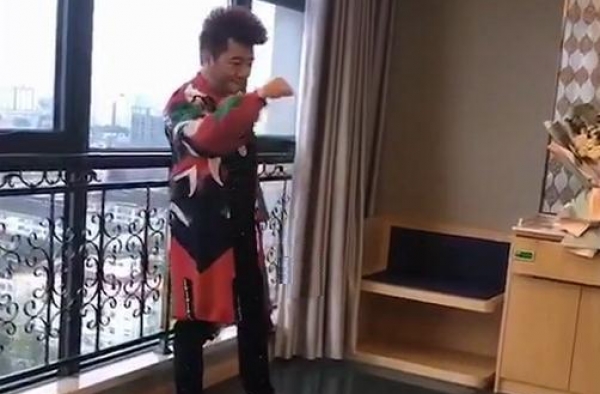 杨臣刚被曝落魄住连锁酒店