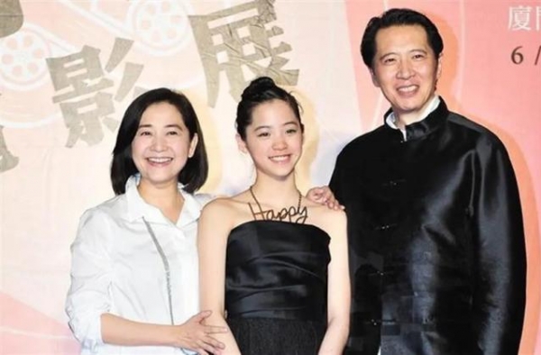 欧阳娜娜开唱《我的祖国》被批斗，其父欧阳龙发声