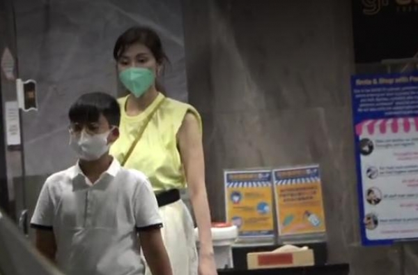 百亿富三代很有家教 李嘉欣居功至伟！李嘉欣同9岁儿子逛超市