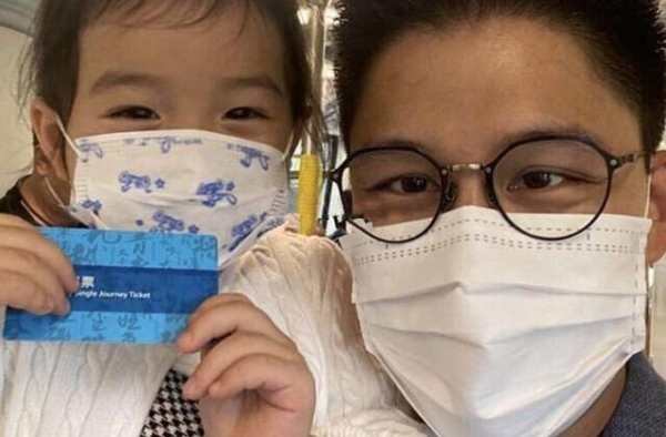 霍启刚携女坐地铁再上热搜，真富人用行动告诉你，这才是真的富养